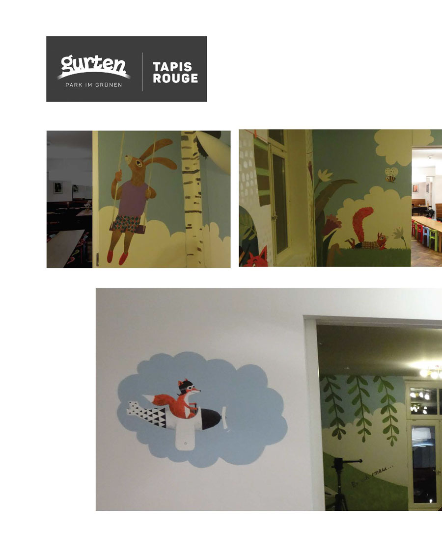 Bunte Wandmalereien mit Hase auf Schaukel, Fuchs im Flugzeug, Eichhörnchen auf Rasen, umgeben von Bäumen und Wolken im Raum.