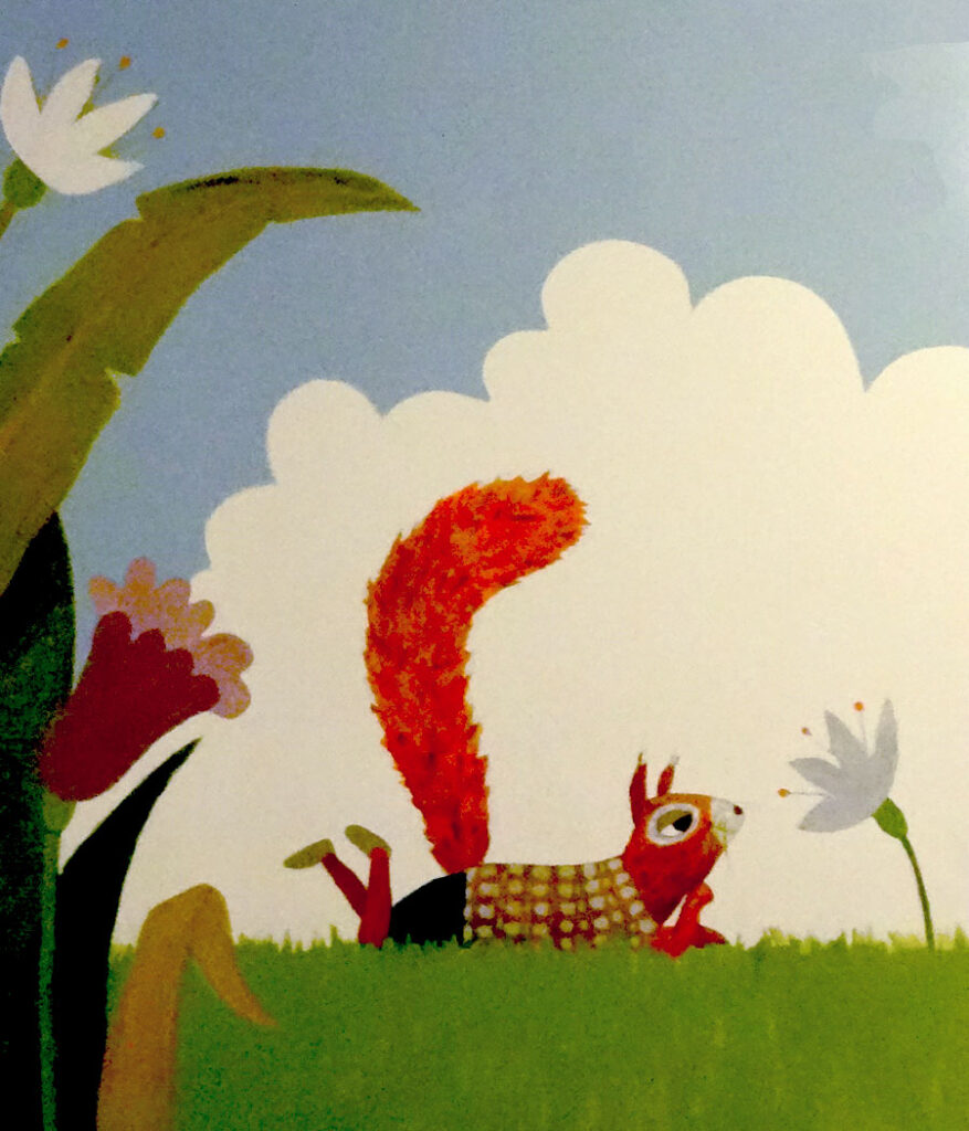 Illustration eines roten Eichhörnchens mit kariertem Hemd, das auf einer grünen Wiese liegt und verträumt eine weiße Blume betrachtet. Im Hintergrund sind stilisierte weiße Wolken und blauer Himmel zu sehen. Links im Bild befinden sich große, bunte Blumen und Pflanzenblätter. Die Szene wirkt ruhig, freundlich und kindlich-verspielt.
