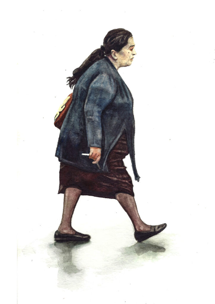 Illustration einer Frau mit dunklen Haaren im Pferdeschwanz, die zügig geht. Sie trägt einen langen dunkelblauen Cardigan, einen braunen Rock und schwarze Ballerinas. Auf dem Rücken hat sie einen kleinen braunen Rucksack, in der rechten Hand hält sie einen Schlüsselbund. Ihr Gesichtsausdruck wirkt neutral bis nachdenklich. Die Szene vermittelt Alltag und Bewegung.