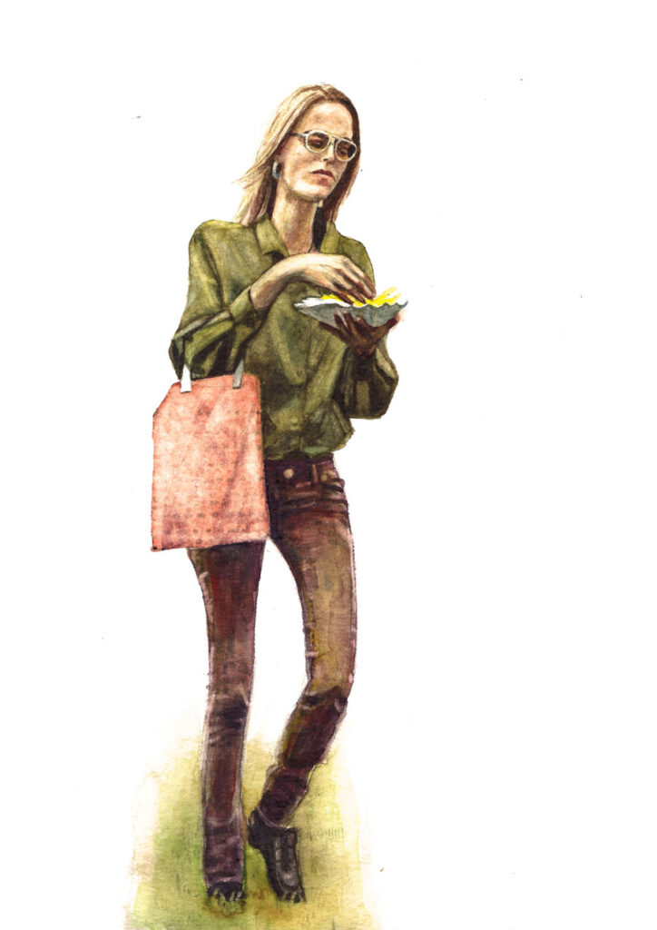 Illustration einer Frau mit heller Haut und blonden Haaren, die eine Sonnenbrille trägt und unterwegs Pommes aus einer Pappschale isst. Sie trägt ein olivgrünes Hemd, enge braune Jeans und schwarze Stiefeletten. Über der Schulter hängt eine große, rosafarbene Stofftasche. Die Haltung und der Gesichtsausdruck wirken konzentriert und leicht distanziert. Die Szene vermittelt Alltag und urbane Mobilität.