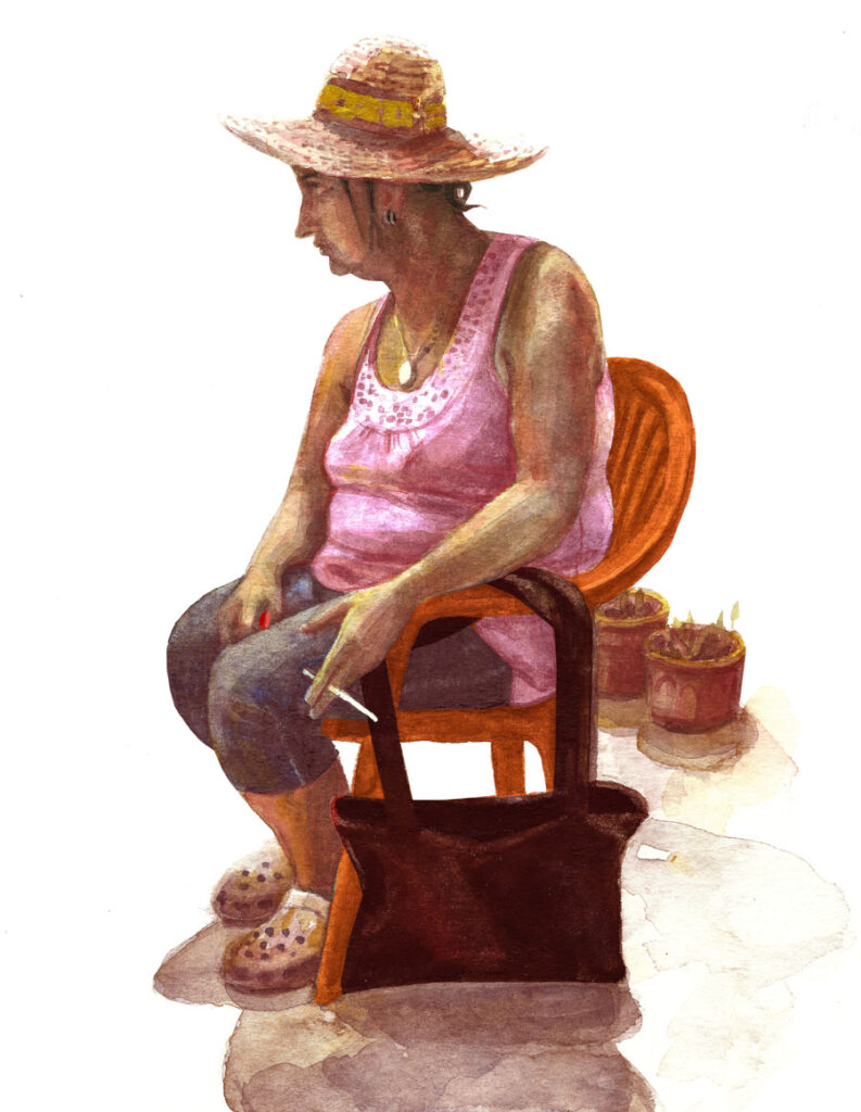 Illustration einer Frau mit Strohhut und pinkem Top, die in einem orangefarbenen Plastikstuhl sitzt. Sie trägt eine dunkle, knielange Hose, gemusterte Hausschuhe und hält in der rechten Hand eine Zigarette. Eine große, dunkle Tasche hängt über dem Stuhl. Im Hintergrund stehen zwei kleine Blumentöpfe mit Setzlingen auf einem hellen Boden. Die Szene wirkt sommerlich und ruhig, mit einem Hauch Alltag im Garten oder Hof.